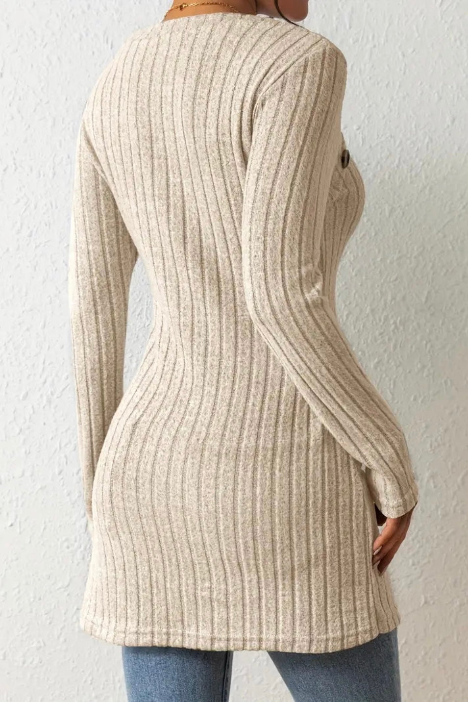 JULIA - ASYMMETRIC TOP WITH BUTTONS AND RIBBED STRUCTURE
