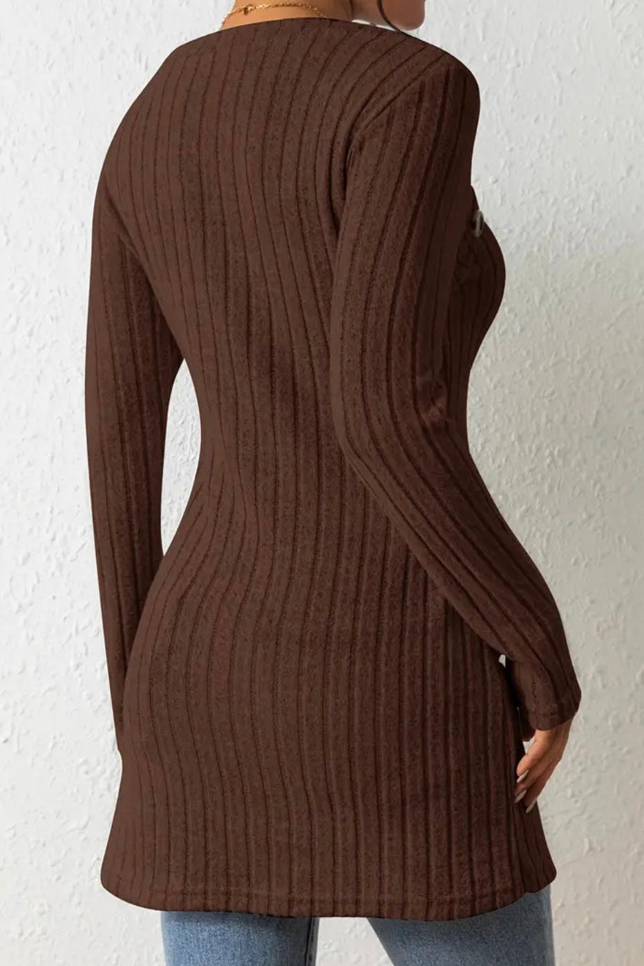 JULIA - ASYMMETRIC TOP WITH BUTTONS AND RIBBED STRUCTURE